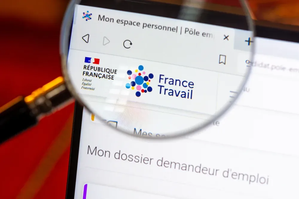 Suspension allocations chômage fraude : procédure 2026 France Travail