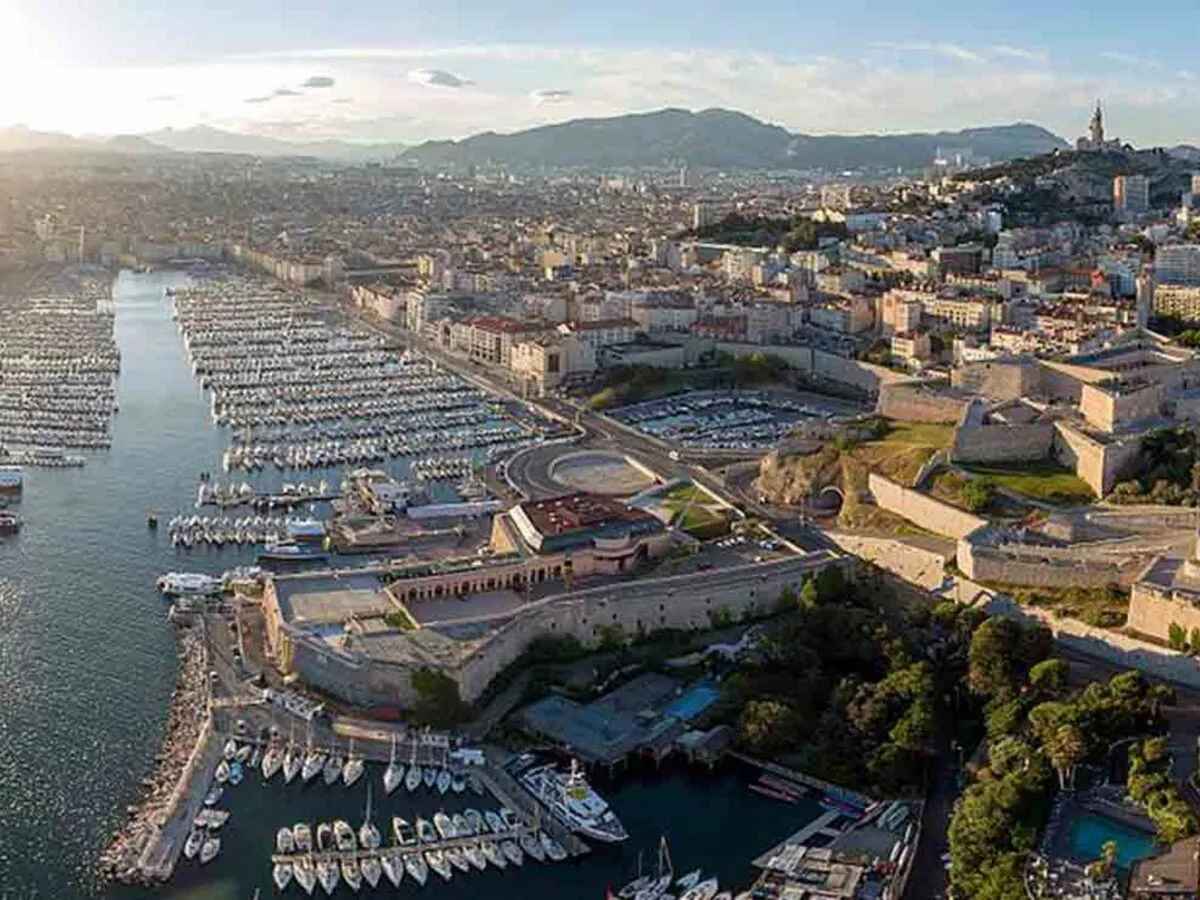 Airbnb Marseille 2026 : crise logement, APL, hausse loyers, colère habitants