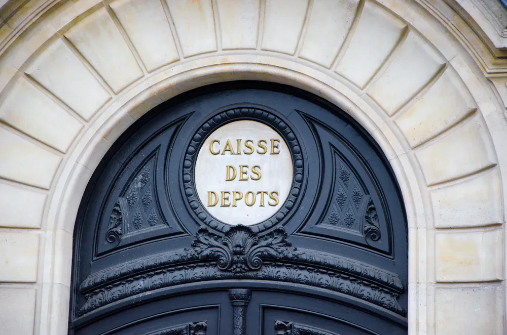 Arnaque Caisse des Dépôts 2026 : frais de dossier fictifs, alerte