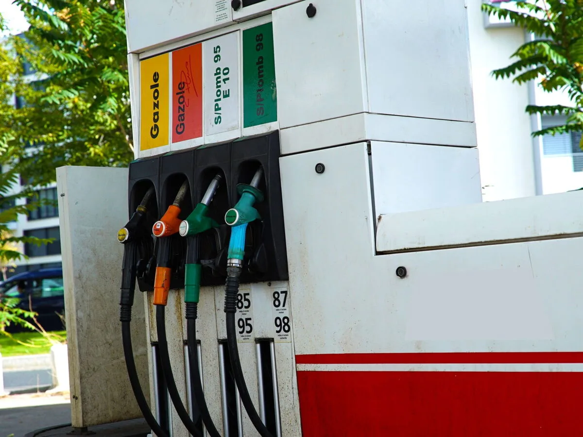 Pénurie carburant octobre 2026 : impact aides sociales CAF RSA APL